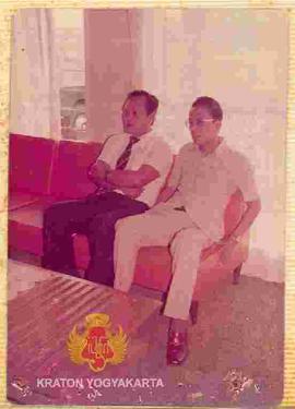 Kunjungan Sri Sultan Hamengku Buwono IX ke Banda Aceh, tampak 2 (dua) orang sedang duduk .