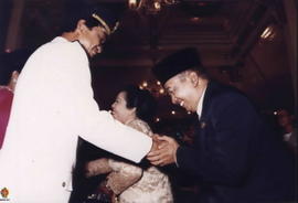 Ketua DPRD Prop. DIY  Subagyo Waryadi sedang memberikan selamat kepada Sri Sultan HB X  beserta G...