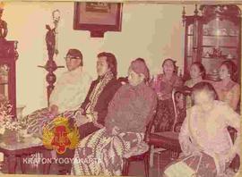 BRM Kasworo putra Sultan HB IX yang sekarang bernama GBPH Adi Suryo (depan, no 2 dari kiri) diapi...