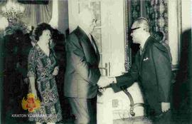 Wakil Presiden Yugoslavia Stevan Doronjski berjabat tangan dengan Wakil Presiden RI Sri Sultan Ha...