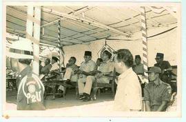 Sri Sultan Hamengku Buwono IX (duduk no. 3 dari kanan) duduk di panggung kampanye di damping para...