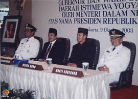 Sri Sultan Hamengku Buwono X, Menteri Dalam Negeri, Ketua DPRD DIY dan KGPAA Paku Alam IX duduk d...