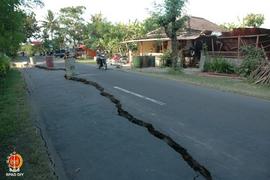 3 (tiga) buah drum diletakkan didekat rekahan tanah di Jalan Samas Km 19 sebagai tanda peringatan...