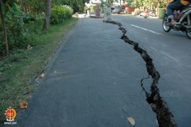 Rekahan tanah akibat gempa di Jalan Samas Km 19 sisi barat, foto diambil dari selatan, 27 Mei 2006.