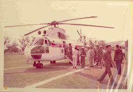Rombongan Wakil Presiden RI, Sri Sultan Hamengku Buwono IX masuk ke helikopter setelah mendamping...