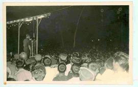 Sri Sultan sedang berdiri di atas panggung pada acara Kampanye Golkar tahun 1971 di Wonosobo Jawa...