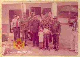 Sri Sultan Hamengku Buwono IX foto bersama para pejabat Banda  Aceh, Mayor CPM Budi Permana beser...