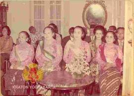 Istri Sultan HB VIII KRAy Retno Wilanten (depan, paling kanan) dan istri -istri Sultan HB IX KRAy...