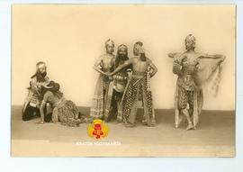 Tiga orang datuk utusan raja Patani  yang bermaksud menculik Dewi Murdaningsih berkelahi dengan R...
