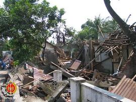 Kondisi rumah penduduk di Dusun Blawong, Trimulyo, Jetis, Bantul yang hancur akibat gempa bumi, 2...
