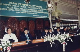 Sri  Sultan HB X, Mendagri Syarwan Hamid, dan Ketua DPRD DIY Kol. Subagio Waryadi menduduki kursi...
