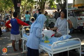 Suasana perawatan pasien korban gempa di Rumah Sakit PKU Muhamadiyah Bantul. Beberapa pasien terp...