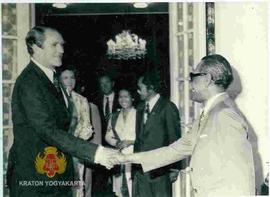 Menemui Wakil Presiden RI Sri Sultan Hamengku Buwono di Istana Wakil Presiden RI.