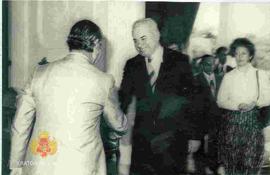 Presiden Soeharto berjabat tangan dengan Wakil Presiden Yugoslavia Stevan Doronjski dalam kunjung...