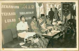 Sri Sulta HB IX duduk berdampingan dengan Moenadi dan pejabat lainnya di sebuah gedung dalam kunj...