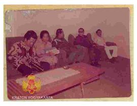 Ny. Mayor CPM Budi Permana sedang duduk beramah tamah dengan para pejabat Banda Aceh.