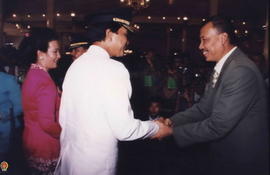Sri Sultan HB X di dampingi GKR. Hemas sedang bersalaman dengan Gubernur Jawa Timur  setelah acar...