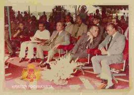 Sri Sultan Hamengku Buwono IX (no 2 dari kanan) didampingi Sri Paduka Paku Alam VIII (paling kana...