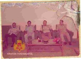 Sri Sultan Hamengku Buwono IX duduk bersama seorang pejabat TNI Banda Aceh dalam acara ramah tamah.