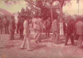 Rombongan penyambut kedatangan Sri Sultan Hamengku Buwono IX berjalan meninggalkan lapangan terba...