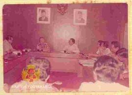 Sri Sultan Hamengku Buwono IX (baju batik) sedang berdiskusi pada pertemuan dengan pembina-pembin...