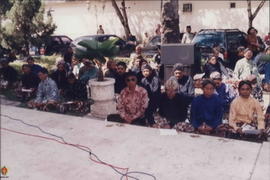 Para PKL Malioboro pendukung Sri Sultan HB X sebagai Gubernur DIY duduk di depan teras DPRD