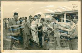 Sri Sultan didampingi Moenadi berjabat tangan dengan para pejabat di Jawa tengah setelah turun da...