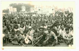 Anak-anak duduk sambil memegang bendera Golkar pada Kampanye Golkar di Banjarnegara Jawa Tengah p...