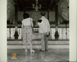 Dua orang tamu dari UNCI sedang mengamati Bangsal Kencono Kraton Yogyakarta.