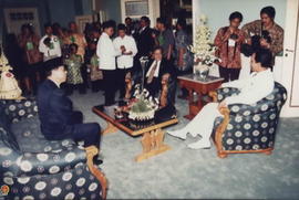 Sri Sultan HB X sedang berbincang-bincang dengan Bapak Syarwan Hamid (Mendagri) dan Ir. Akbar Tan...
