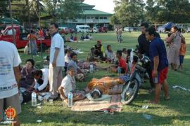 Suasana posko pertolongan pertama di Lapangan Dwi Windu Bantul. Seorang korban gempa diberikan pe...