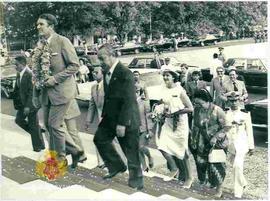 Dengan didampingi oleh Presiden & Ny. Tien Suharto, rombongan tamu negara menaiki tangga istana.