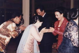 GBPH Prabukusumo,S.Psi. beserta istri sedang memberikan ucapan selamat kepada Gubernur DIY Sri  S...
