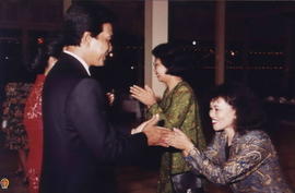 Sri Sultan HB IX dan GKR Hemas berjabat tangan dengan  Ibu Isniari, Staf Biro Umum dalam acara sy...