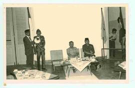 Sri Sultan Hamengku Buwono IX duduk dikursi didampingi seorang pejabat pada rangkaian acara kunju...