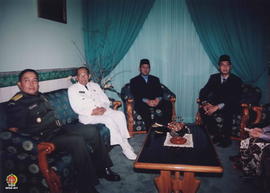 KGPAA Paku Alam IX sedang duduk bersama KRT Wiranegara (mantu Sultan), pejabat AD.
