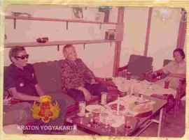 Sri Sultan Hamengku Buwono IX duduk berbincang-bincang bersama rombongan pendamping, tampak putri...