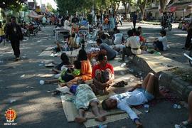 Suasana perawatan korban gempa di depan Rumah Sakit PKU Muhamadiyah Bantul. Puluhan korban dirawa...
