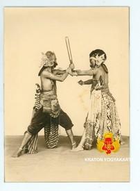 Raden Panji Dirgantaka (Kartala) berperang melawan Prabu Durgawa.