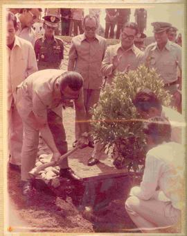 Wakil Presiden RI Sri Sultan Hamengku Buwono IX mencangkul tanah saat penanaman pohon cengkeh seb...