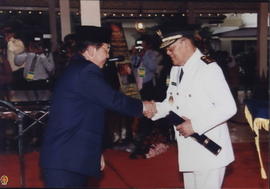 Mendagri Hari Sabarno berjabat tangan dengan KGPAA Paku Alam IX memberikan selamat seusai pemasan...