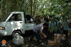 Beberapa relawan sedang menyalurkan bantuan berupa makanan instan kepada penduduk Dusun Sindhet, ...