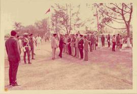 Sri Sultan Hamengku Buwono IX berjabat tangan dengan panitia penyambutan dalam rangka Peresmian P...