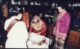 BRAy Retnomartani menandatangani Berita Acara Pelantikan (Ketua Dharma Wanita lama ke baru disaks...