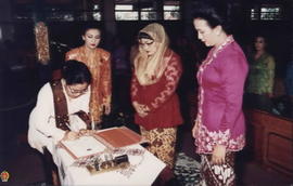 Ketua Dharma Wanita Pusat Ny Syarwan Hamid menandatangani Berita Acara Serahterima Jabatan Dharma...