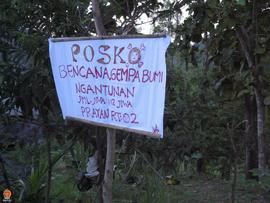 Papan nama posko gempa bumi di Dusun Dusun Prayan RT 02, Ngantunan, Srimulyo, Piyungan dipasang p...