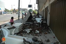 Reruntuhan bangunan ruko Cokro Square di Jalan HOS Cokroaminoto Yogyakarta akibat guncangan gempa...