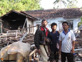 Rumah warga yang roboh akibat gempa bumi di daerah Kaligatuk, Srimulyo, Piyungan, Bantul. Tampak ...