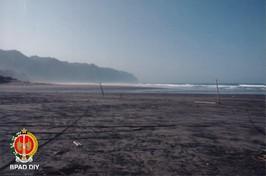 Pantai Parangtritis pasca gempa bumi berkekuatan 5,9 SR yang terjadi pada Sabtu pagi, tanggal 27 ...
