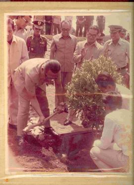 Wakil Presiden RI Sri Sultan Hamengku Buwono IX mencangkul tanah saat penanaman pohon cengkeh seb...